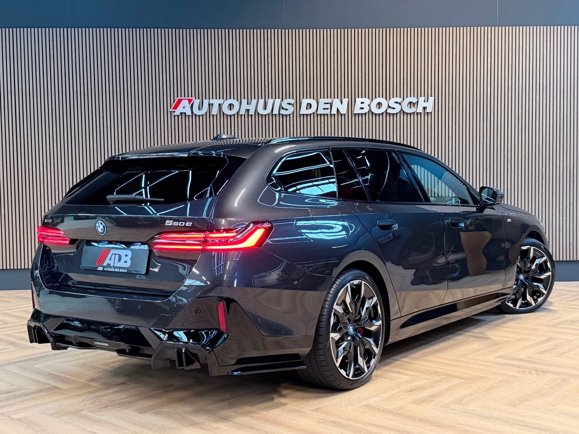 BMW 5-serie Touring 550e xDrive 489PK M Sport Pro|M stoelen, Auto's, Automaat, Gebruikt, 2000 kg, 489 pk