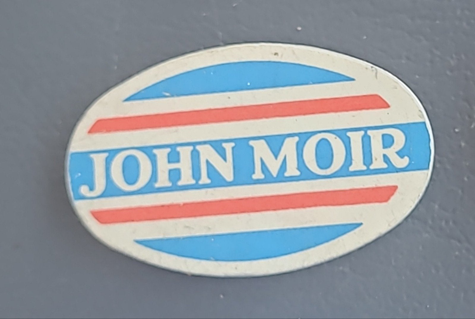 Vintage John Moir Speldje - Zeldzaam Verzamelobject, Verzamelen, Speldjes, Pins en Buttons, Gebruikt, Speldje of Pin, Merk, Verzenden