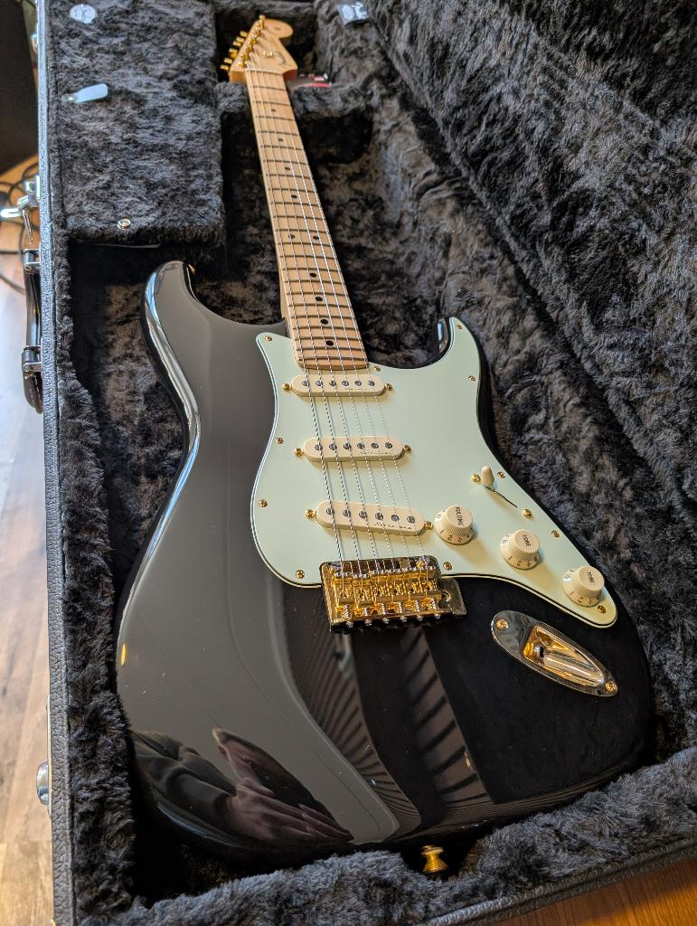 Fender Limited Player Stratocaster Black/Gold Hardware Maple, Muziek en Instrumenten, Snaarinstrumenten | Gitaren | Elektrisch