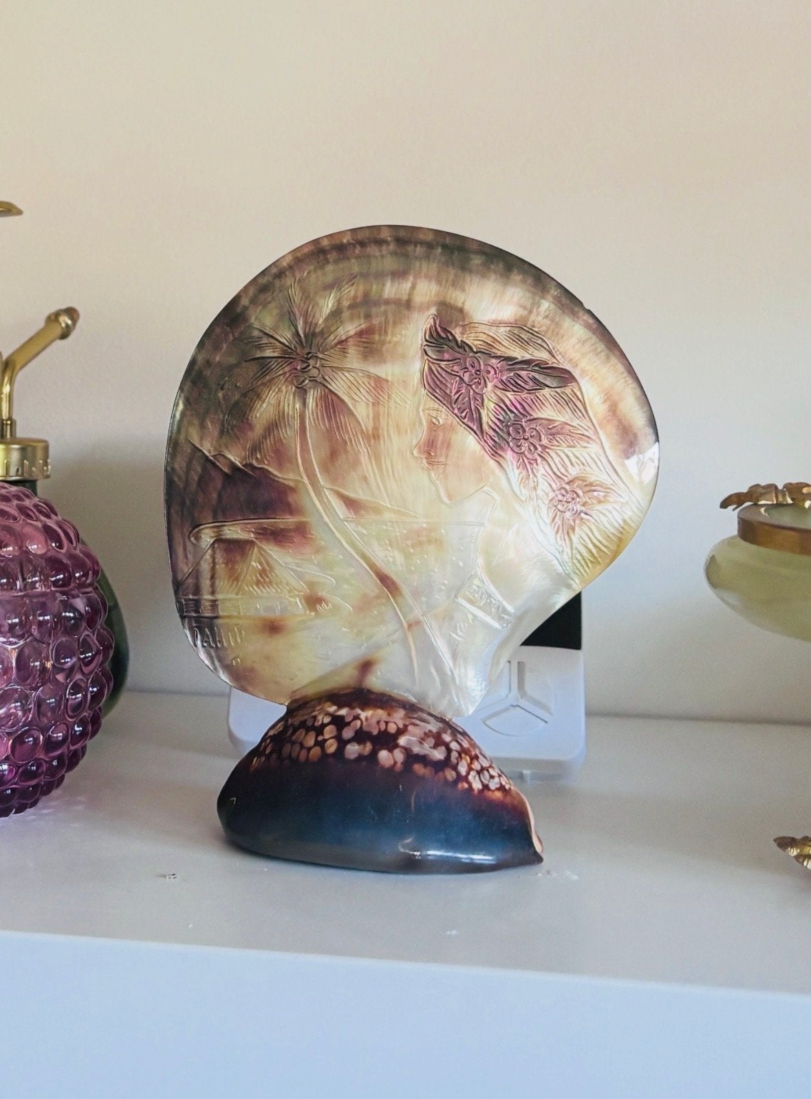 Vintage Handgegraveerde Schelp met Tropisch Tafereel, Ophalen of Verzenden