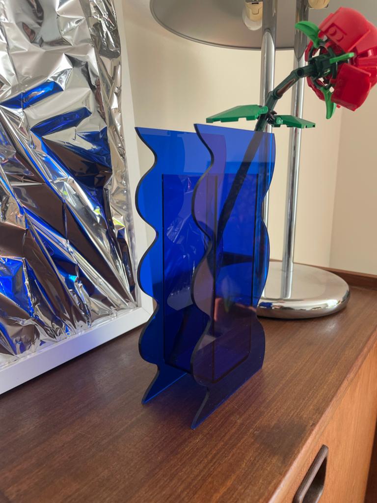 Modern blauw plexiglas vaasje, Huis en Inrichting, Woonaccessoires | Vazen, Kunststof, Blauw, Ophalen of Verzenden, Zo goed als nieuw