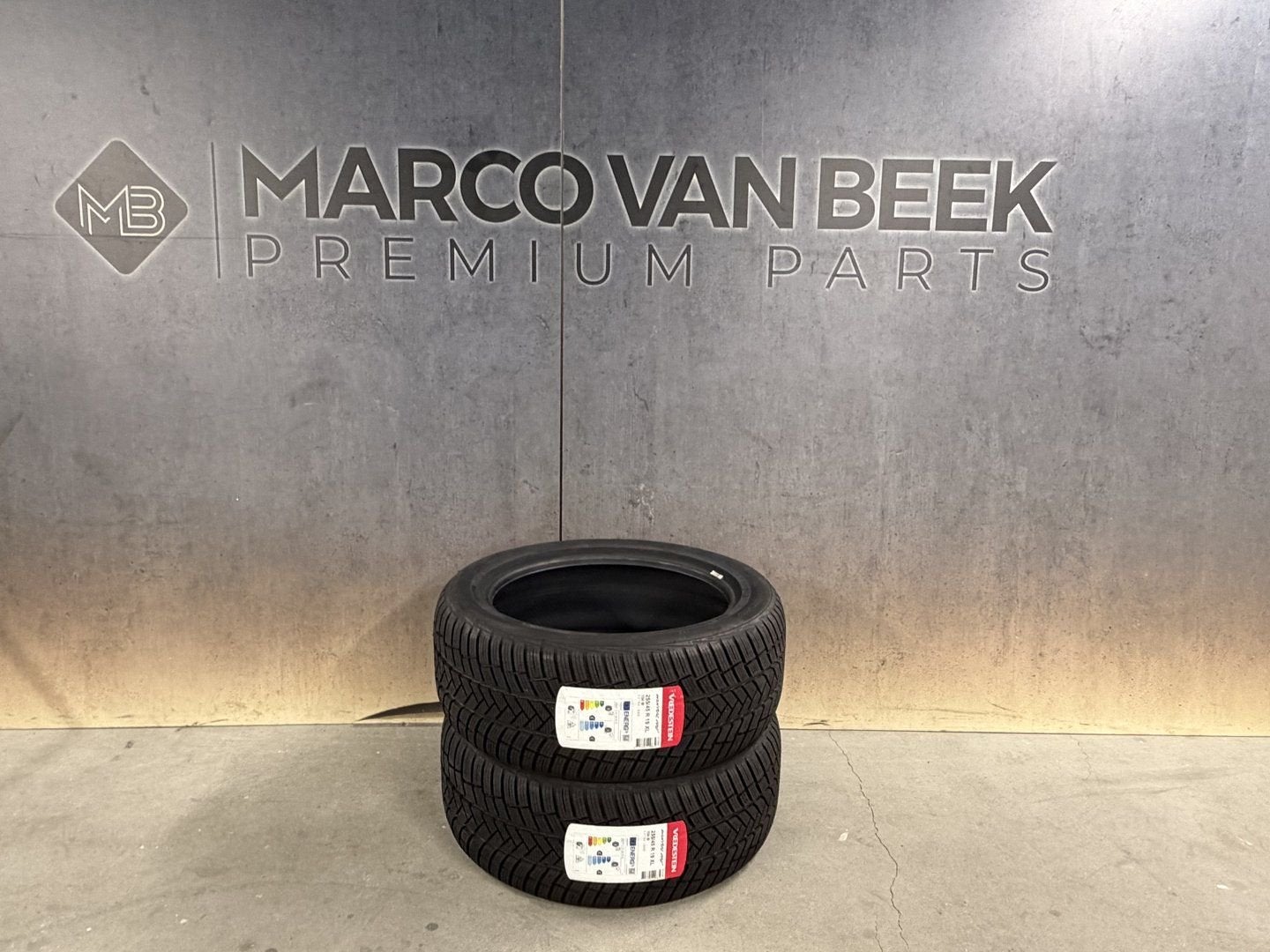 19 Inch Vredestein winterbanden 255/45 R19 NIEUW, 19 inch, -, -, Nieuw
