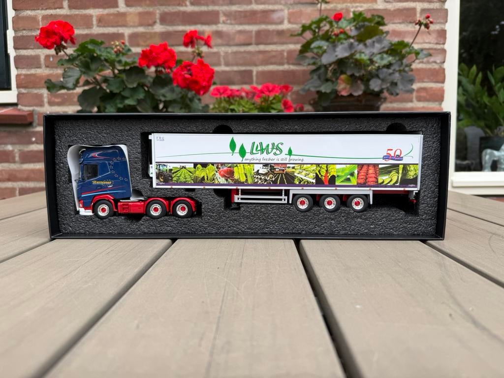 WSI DAF XG+ 6x2 with 3-axle Chereau reefer trailer, Ophalen of Verzenden, Zo goed als nieuw, Bus of Vrachtwagen, Wsi