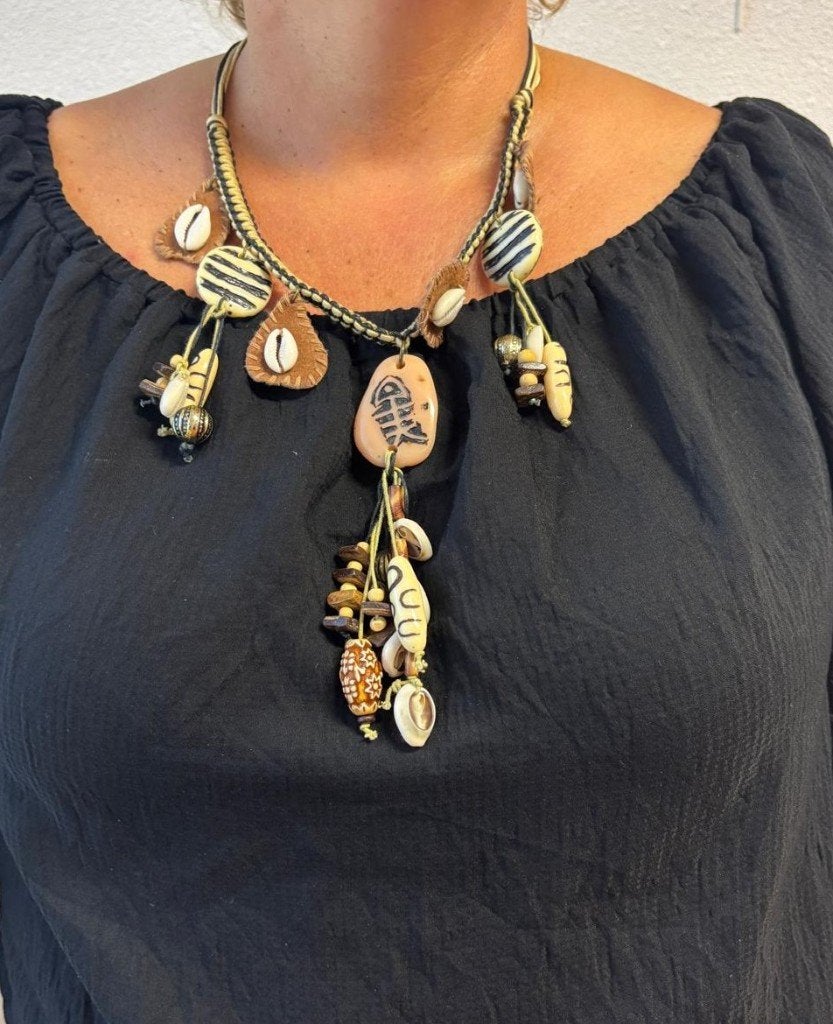 Unieke korte ketting met schelpen en kralen, Ophalen of Verzenden, Zo goed als nieuw, Bruin, Overige materialen