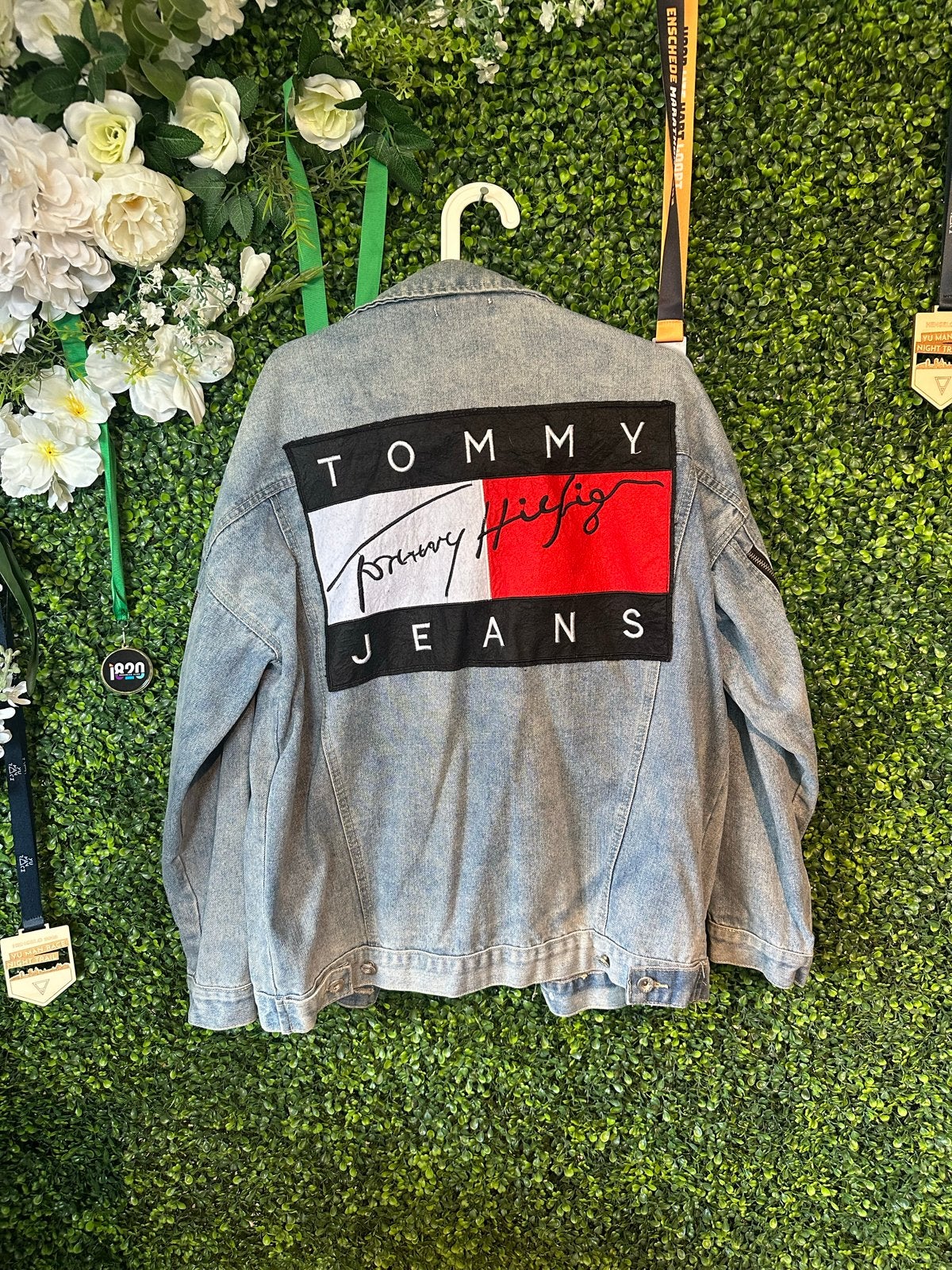 Handgemaakt Oversized Spijkerjasje met Tommy Hilfiger Logo, Ophalen of Verzenden, Gedragen, Maat 46/48 (XL) of groter, Blauw