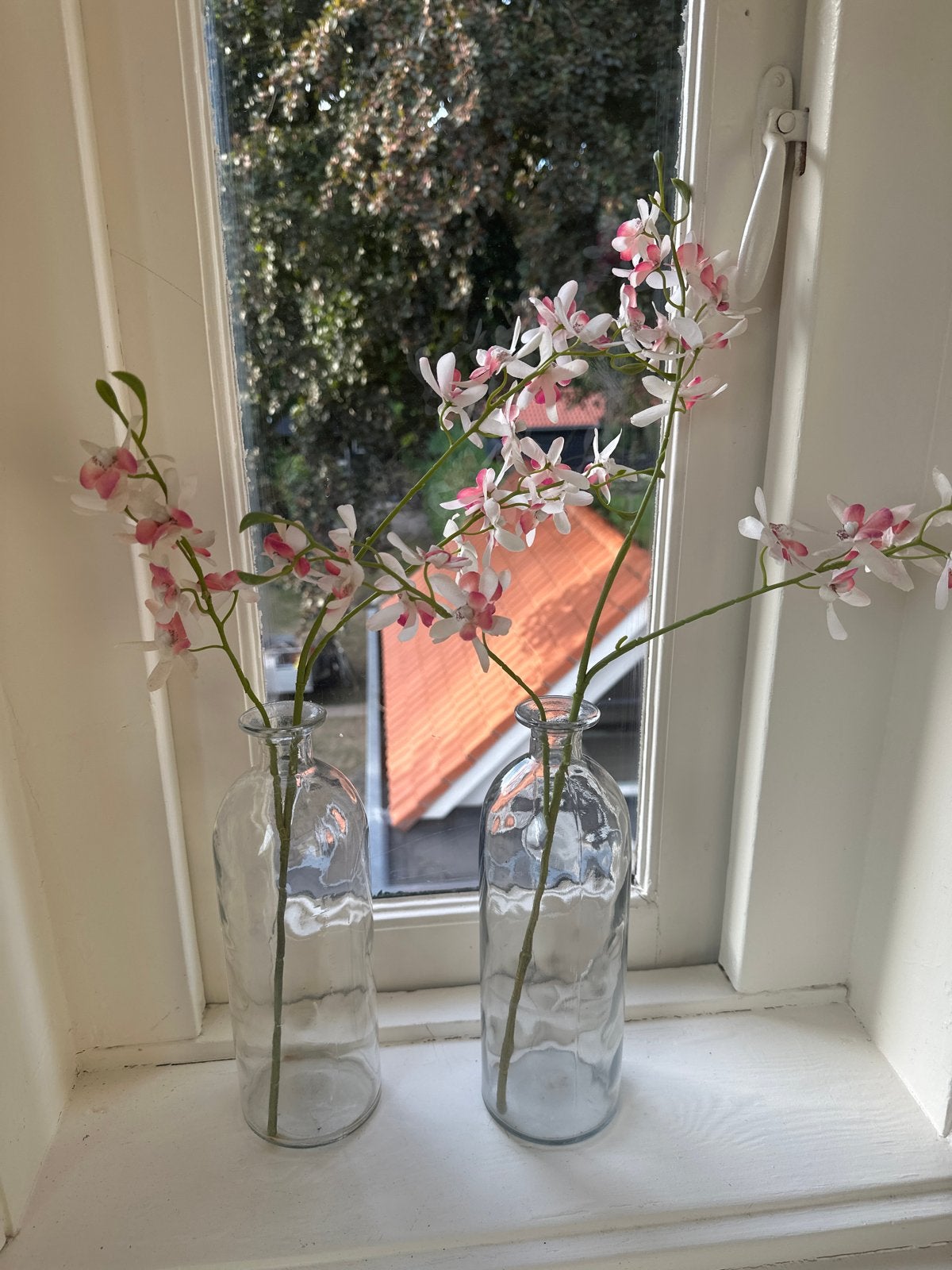 2 glazen vaasjes met kunstbloemen, Huis en Inrichting, Gebruikt, Transparant, Inclusief decoratie, Ophalen of Verzenden