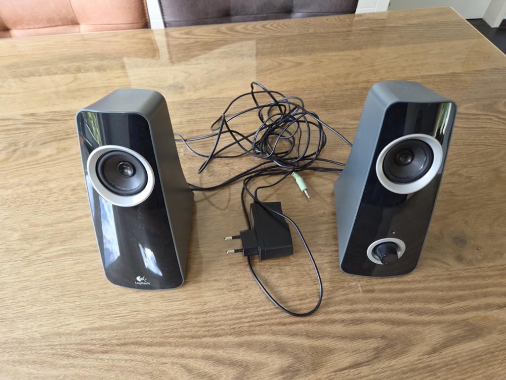 Te koop laptopboxjes van Logitech., Ophalen