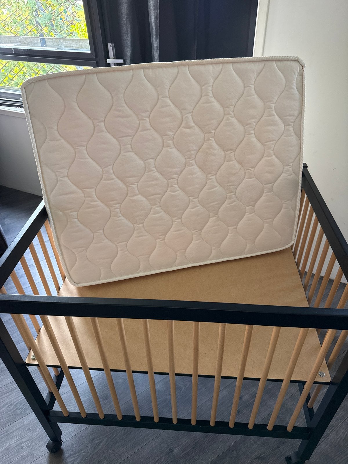 Baby box zwart met matras - Gebruikt, maar netjes en schoon, Kinderen en Baby's, Ophalen of Verzenden, Gebruikt, Vierkant, Wieltjes