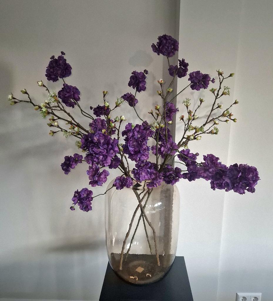 glazen vaas met paarse kunstbloemen, Huis en Inrichting, Woonaccessoires | Vazen, Ophalen, Overige kleuren, Nieuw, Glas
