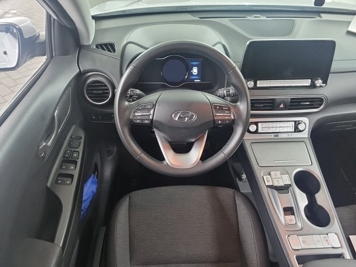 Hyundai KONA EV Comfort 64 kWh 3-Fase 1e-Eig. & Dealer-Onder, Auto's, 12 maanden, Stof, Gebruikt, Zwart