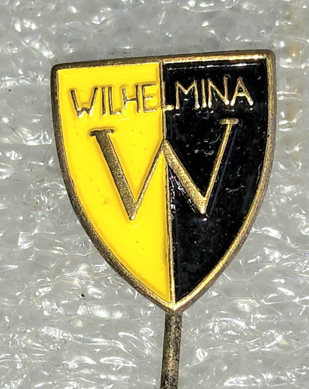 Vintage Wilhelmina Speldje - Zwart/Geel, Ophalen of Verzenden, Gebruikt, Overige onderwerpen, Speldje of Pin