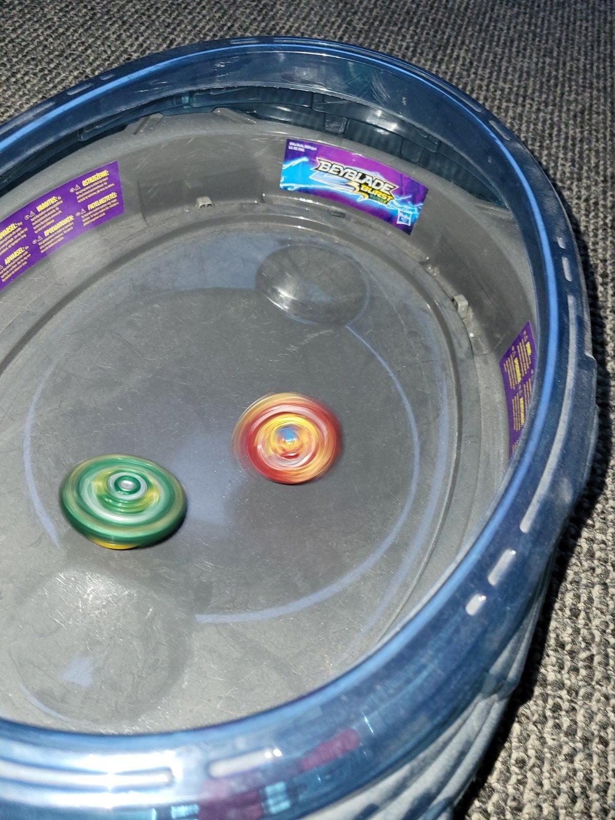 Beyblade arena met 2 beyblades, Ophalen