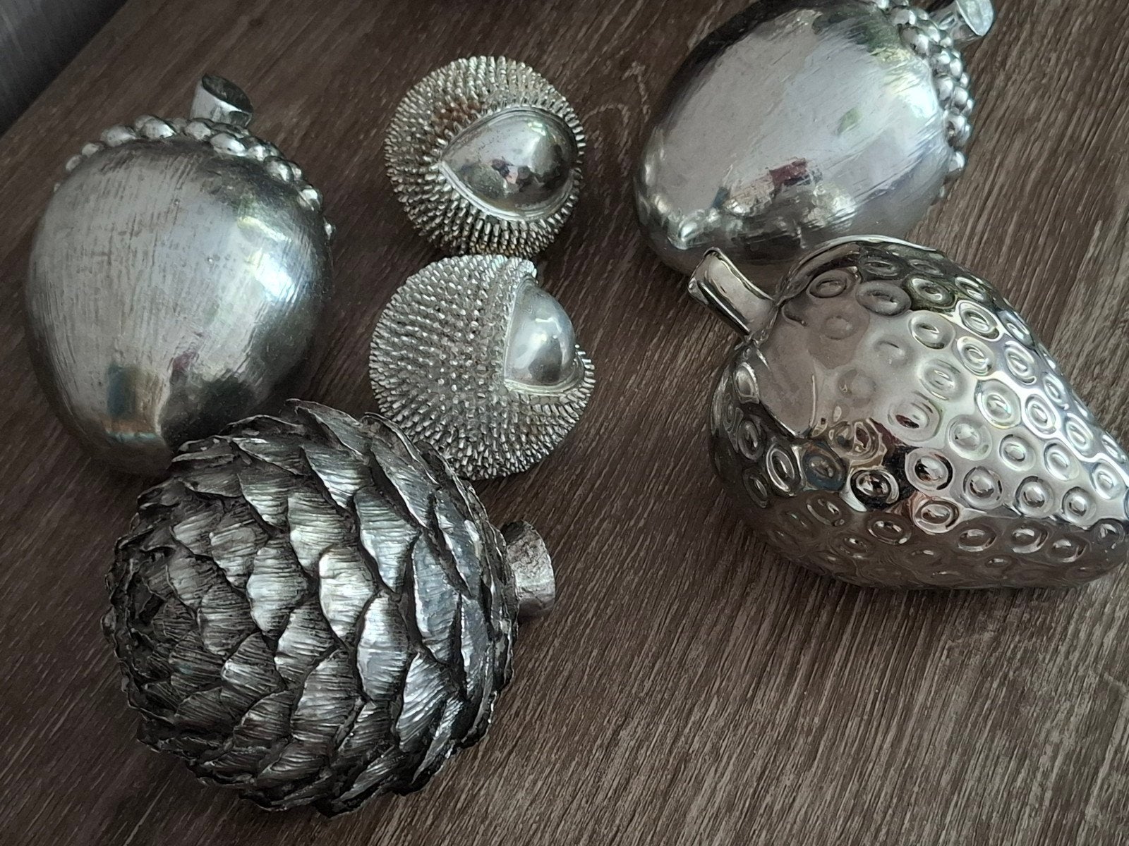 Decoratieve zilverkleurige fruit- en notenornamenten, Huis en Inrichting, Gebruikt, Ophalen of Verzenden, Zilver, Metaal