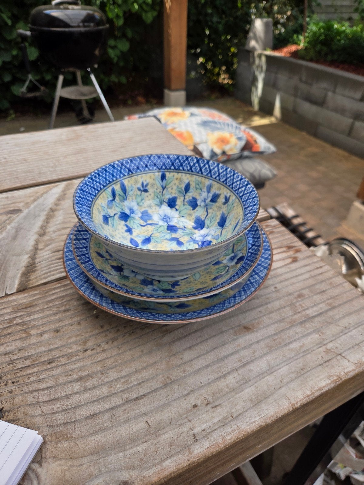 Aziatisch servies: 2 borden en 1 kom met bloemmotief, Ophalen, Aziatisch, Gebruikt, Keramiek