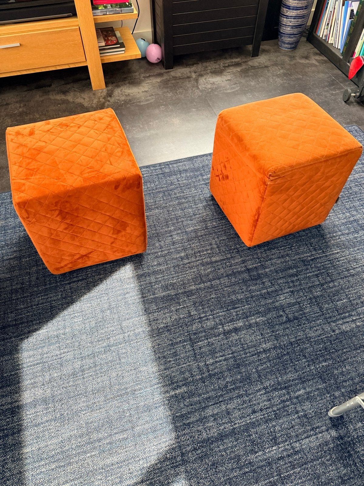 Set van 2 oranje Claudi poefs - 50x43x43 cm, Huis en Inrichting, Ophalen, Minder dan 50 cm, Gebruikt, Vierkant