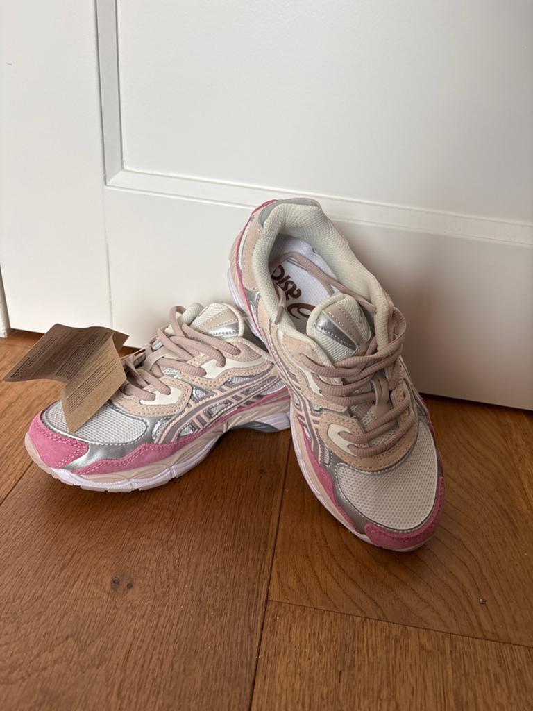 Asics GEL NYC sneakers - Maat 37 (label  38, valt klei, Kleding | Dames, Schoenen, Ophalen of Verzenden, Nieuw, Roze, Sneakers of Gympen