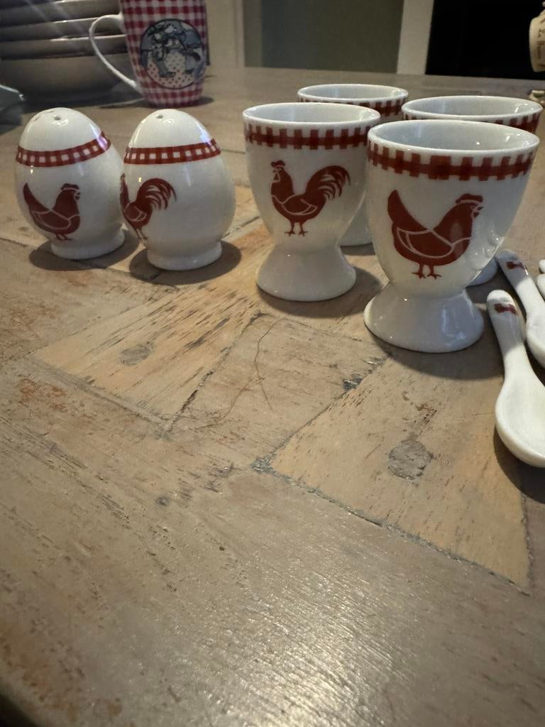 4 kip eierdopjes & peper&zout stel, Overige typen, Ophalen of Verzenden, Zo goed als nieuw, Overige stijlen