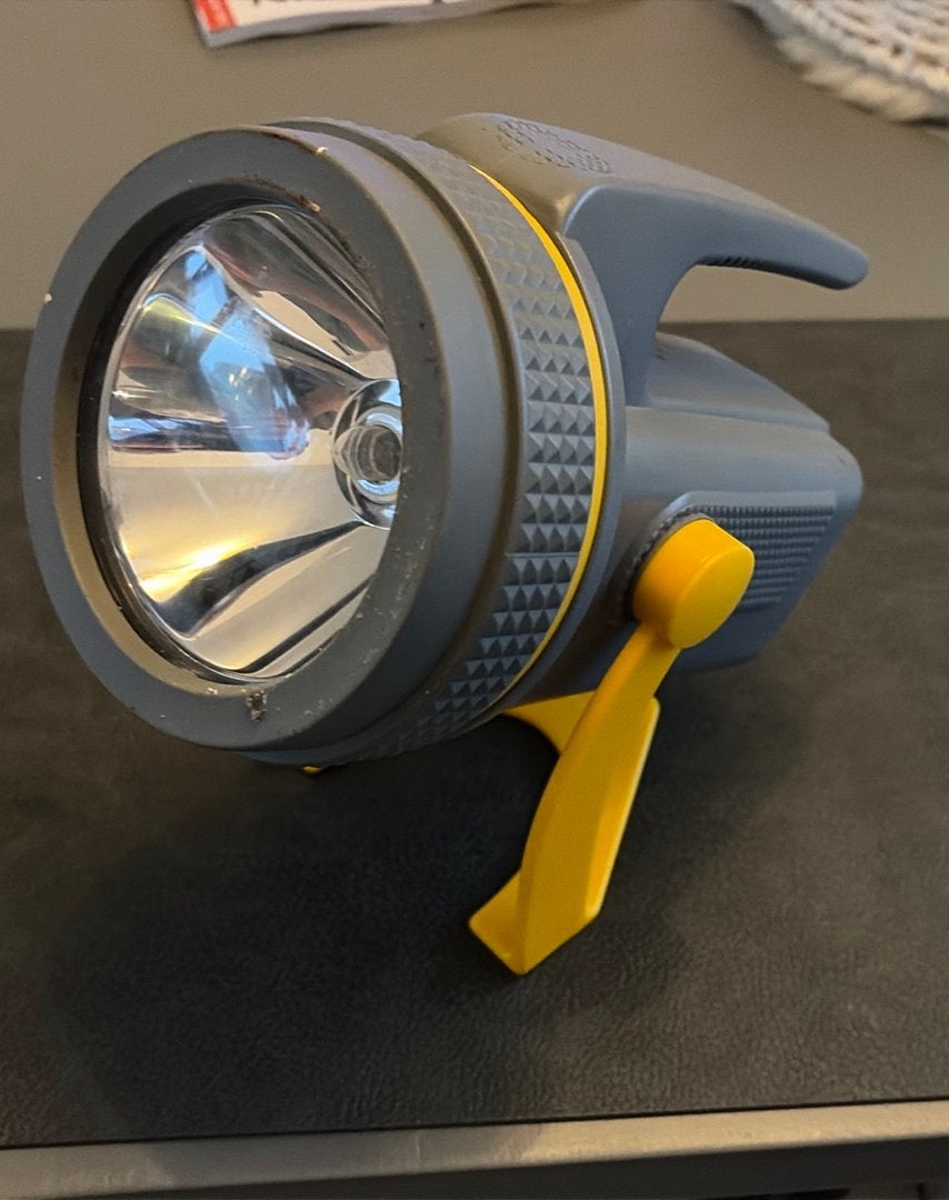 Robuuste Handzaklamp / Schijnwerper Inclusief Batterijen!, Caravans en Kamperen, Ophalen of Verzenden, Zo goed als nieuw, Batterij