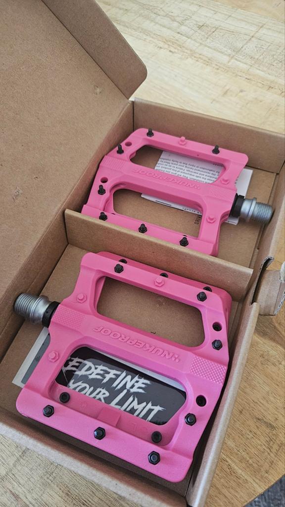 Roze nukeproof pedalen limited edition gloednieuw, Fietsen en Brommers, Crankstel of Pedalen, Ophalen of Verzenden, Mountainbike