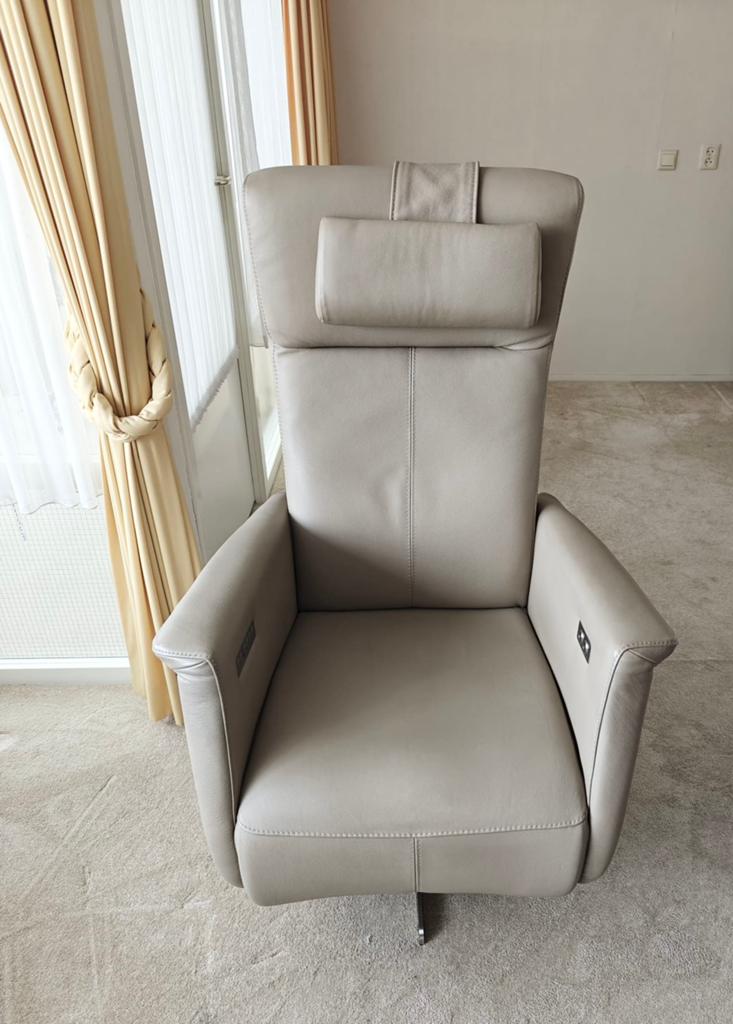 LUXE MODERNE LEREN STA-OP-STOEL VAN PROMINENT, Huis en Inrichting, Fauteuils, Ophalen, Gebruikt, 50 tot 75 cm
