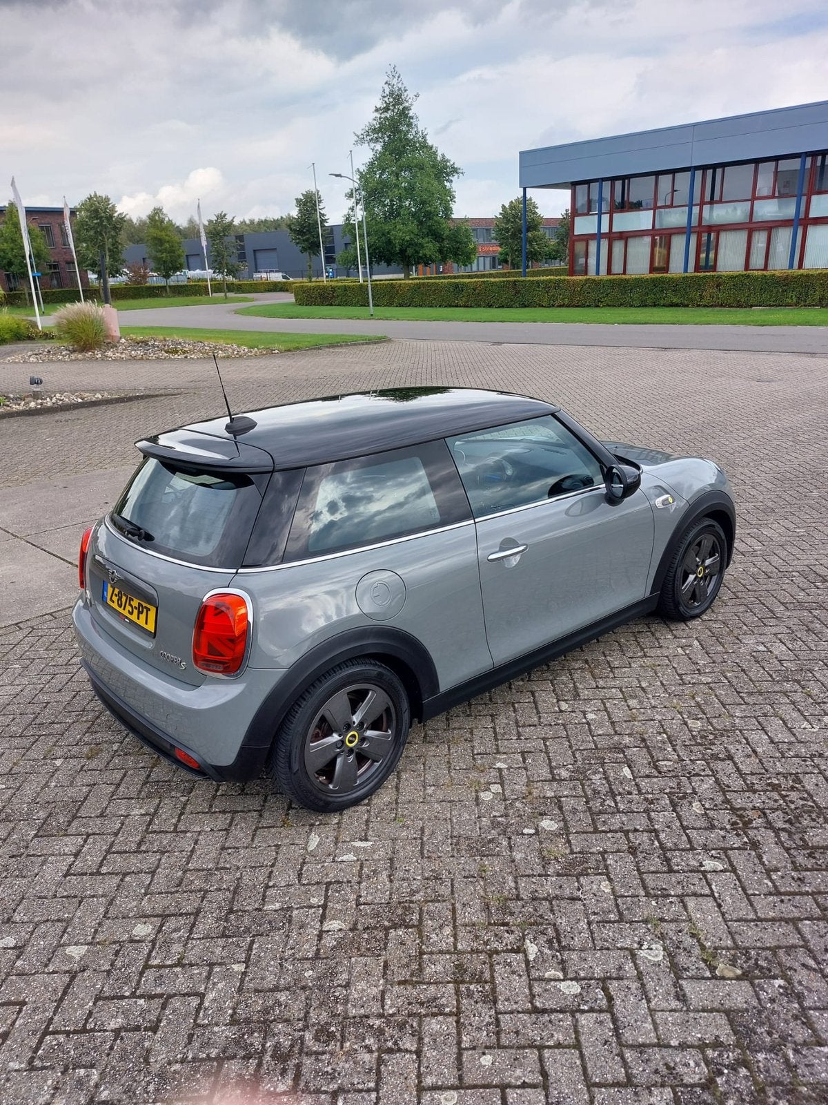 Foto 5 van Mini 3-deurs Electric 33 kWh (184pk) Aut 2021 Moonwalk Grey