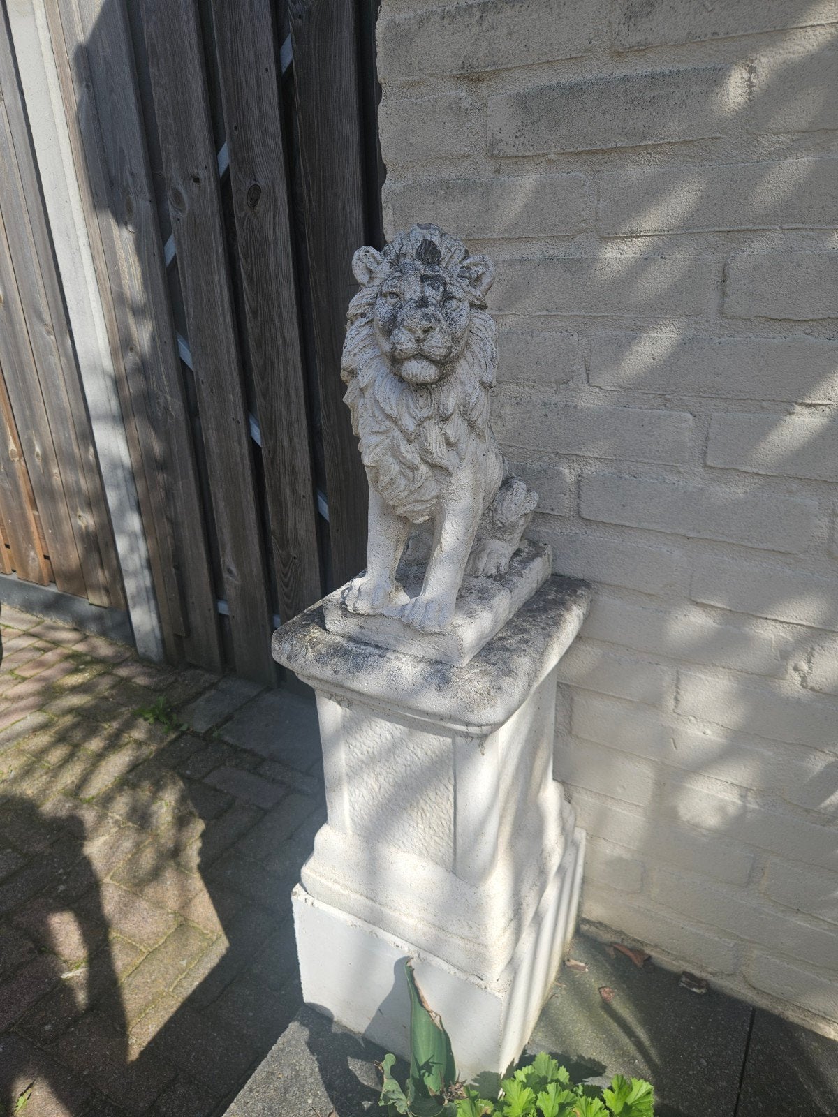 Stenen leeuw op sokkel - Tuinbeeld, Tuin en Terras, Ophalen, Gebruikt, Steen, Dierenbeeld