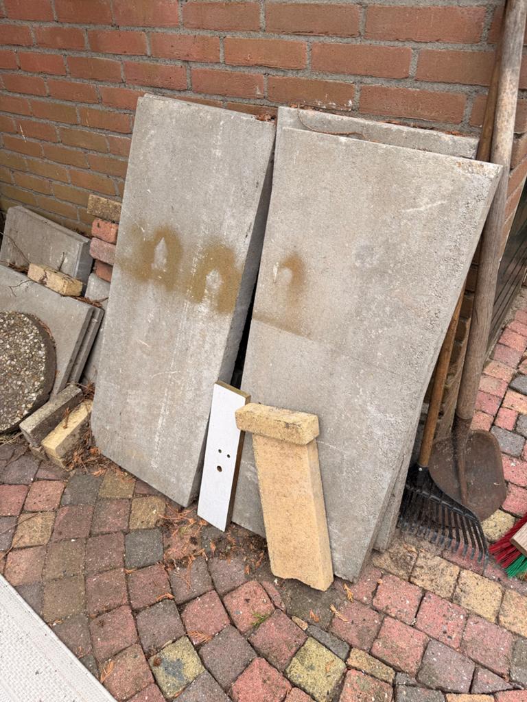 Gratis ophalen: 3 stoepranden / opsluitbanden, Ophalen of Verzenden, Zo goed als nieuw