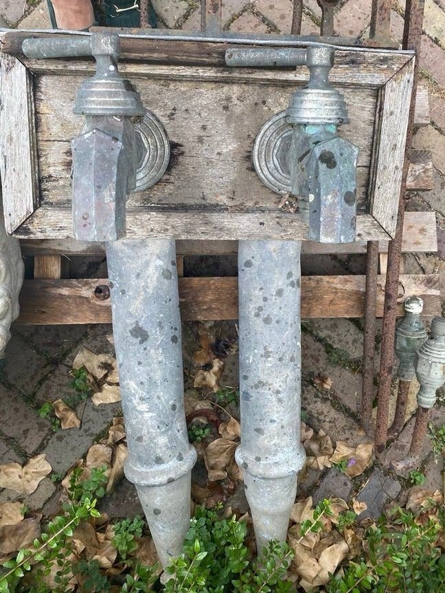 Pomp antiek bouwmateriaal, Ophalen