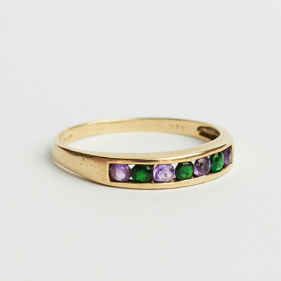 Vintage gouden ring 9k smaragd en amethist, Ophalen of Verzenden, Zo goed als nieuw, 17 tot 18, Dame