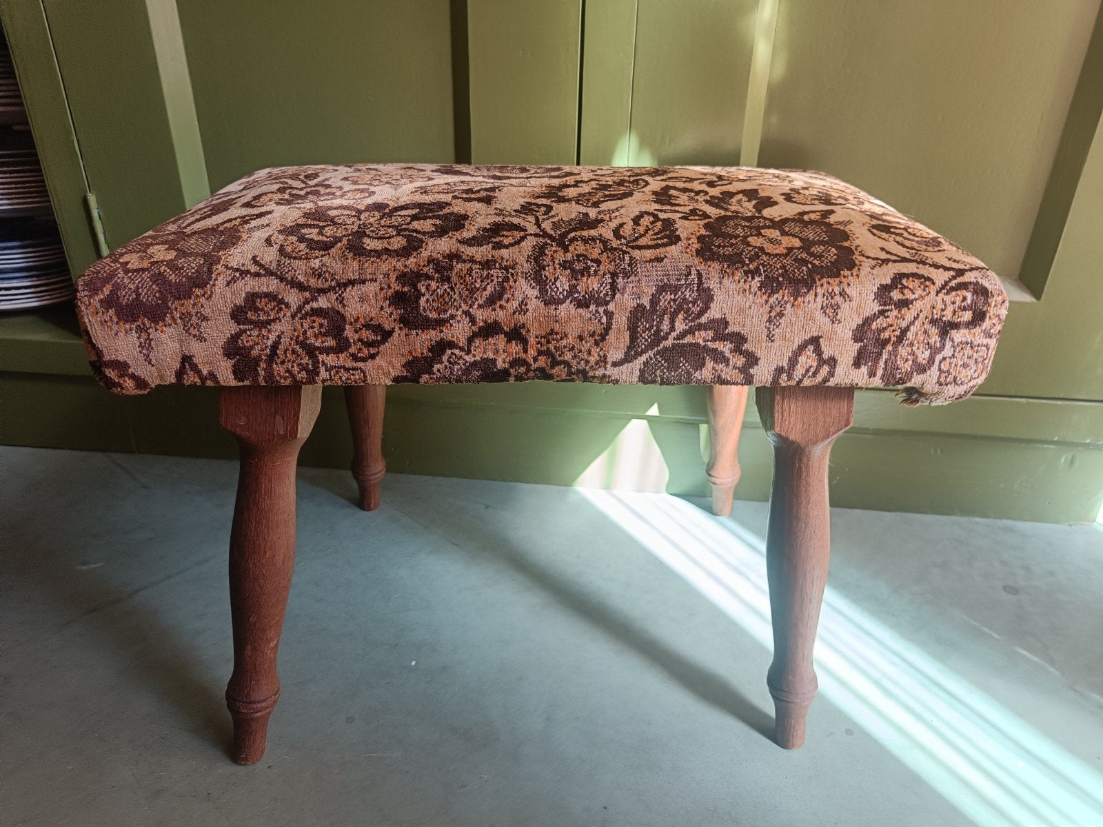 Vintage voetenbankje met houten poten en gebloemde stof., Ophalen, Minder dan 50 cm, Gebruikt, Minder dan 50 cm