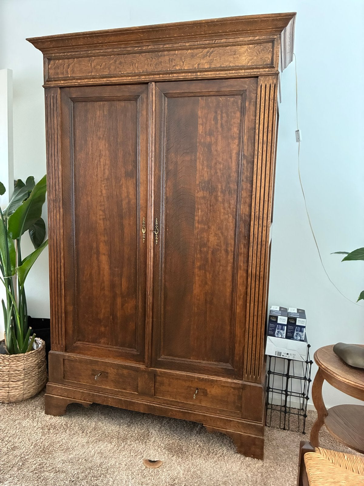 Antieke houten servieskast met twee deuren en lades, Ophalen of Verzenden