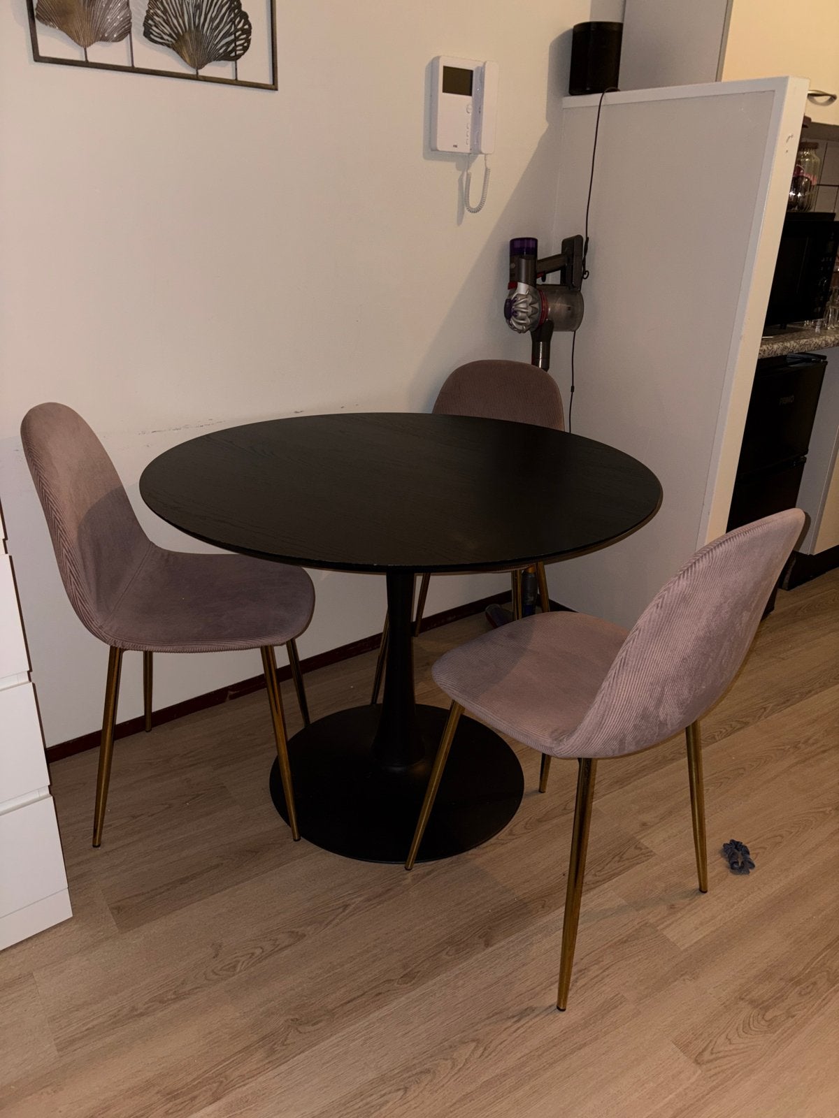 Ronde eettafel Jysk met 3 oud roze stoelen, Ophalen, Gebruikt, 100 tot 150 cm, Rond