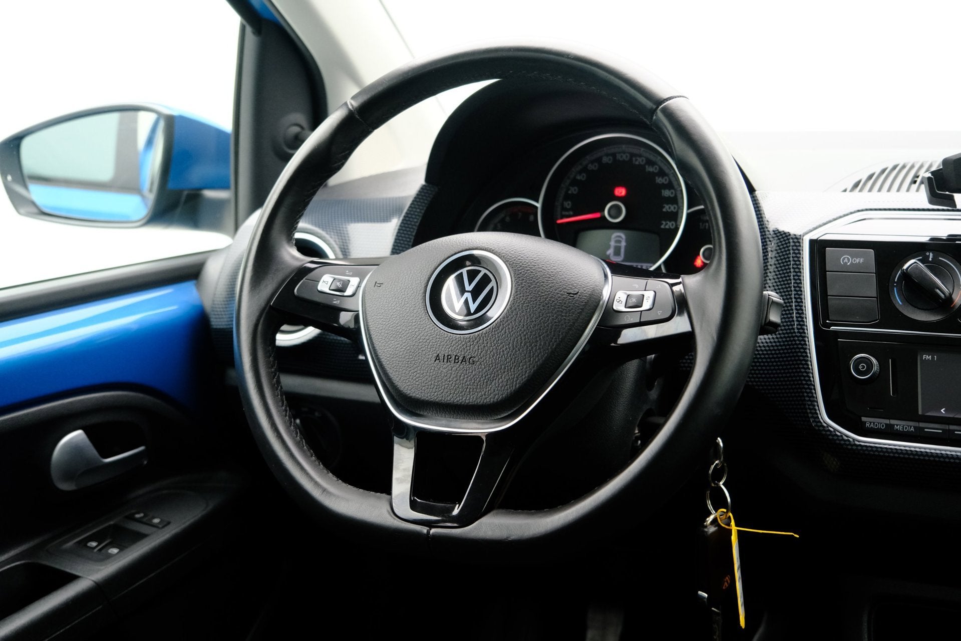 Foto 7 van Volkswagen Up! 1.0 R-Line 5-drs Airco|17" LMV|Zwart dak|PDC