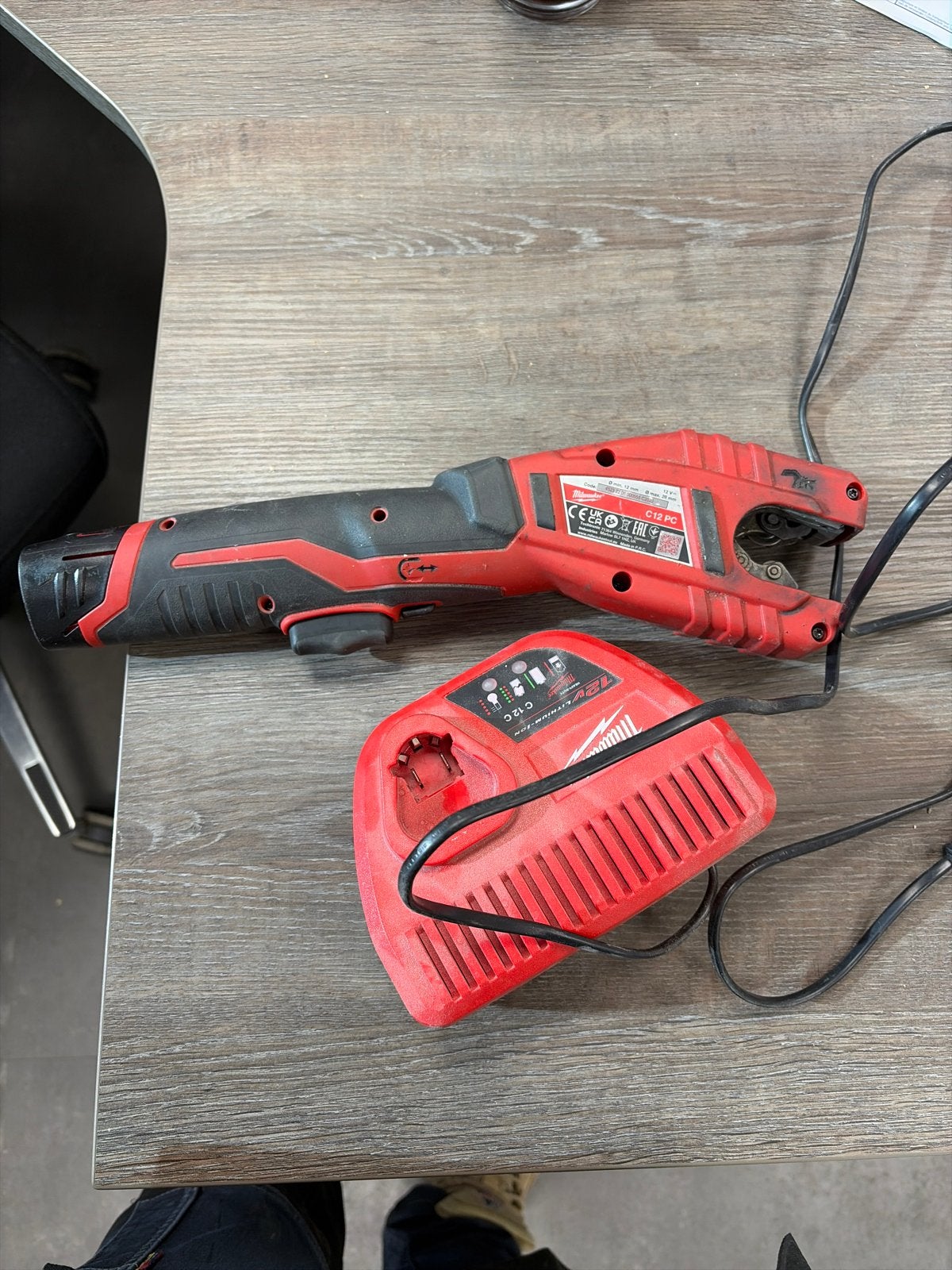 Milwaukee C12 PC Pijpsnijder met Oplader, Ophalen, Gebruikt
