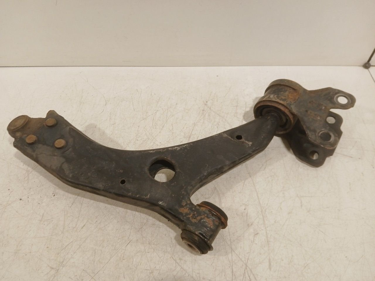 Draagarm links voor Ford Focus, Onderdelen@venauto.nl, Van der Ven Autorecycling B.V., Gebruikt, Ettenseweg 76, 4706 PB Roosendaal, The Netherlands