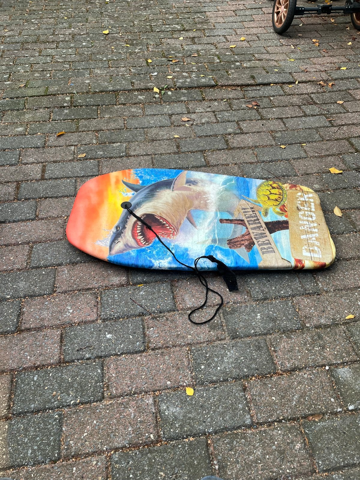 Bodyboard met haaienprint en koord, Watersport en Boten, Ophalen of Verzenden, Gebruikt, Overige typen, Met koord
