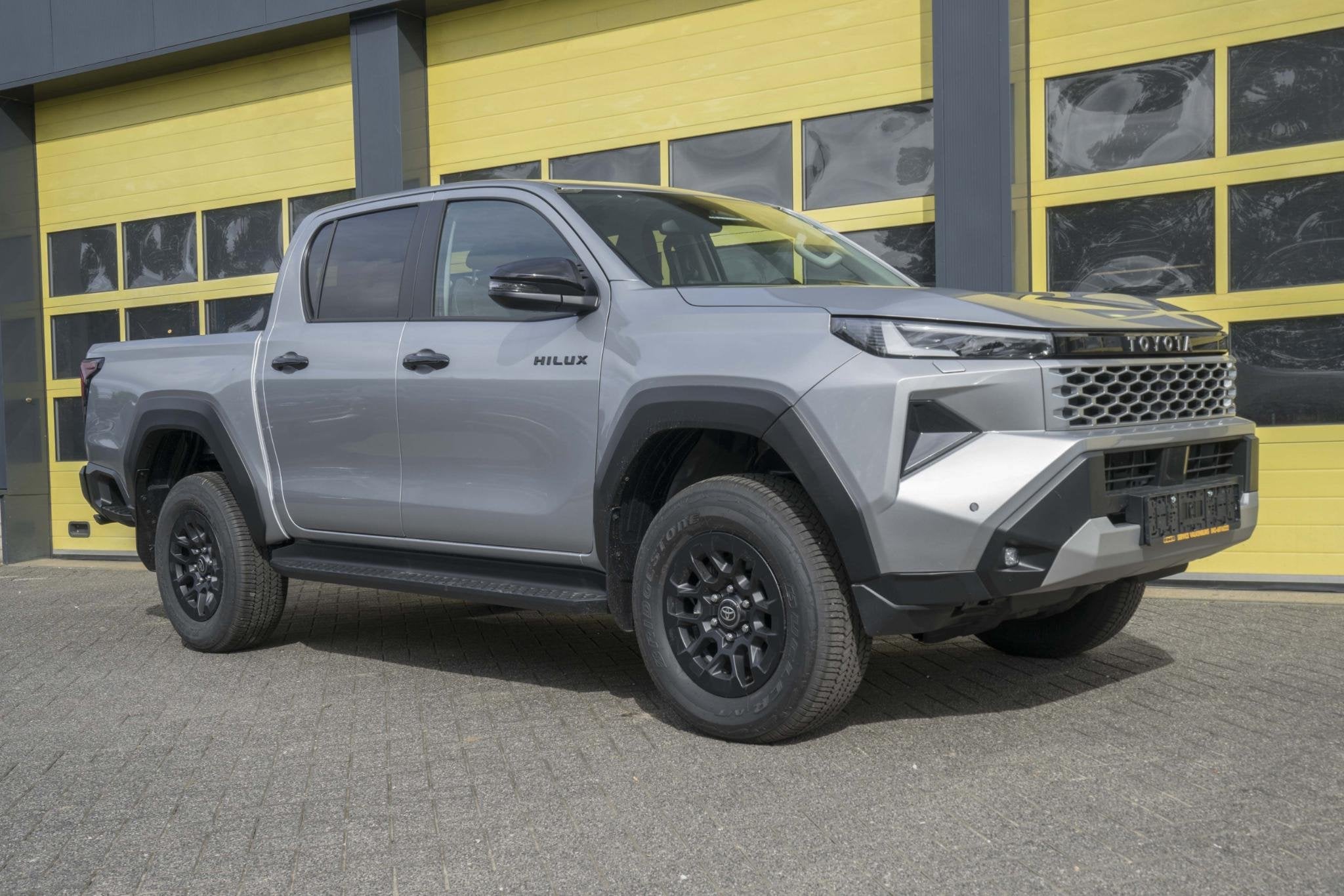 Toyota HiLux 2.8 D-4D MHEV Double Cab Auto 4WD Comfort, Auto's, Automaat, Stof, Euro 6, 4 cilinders