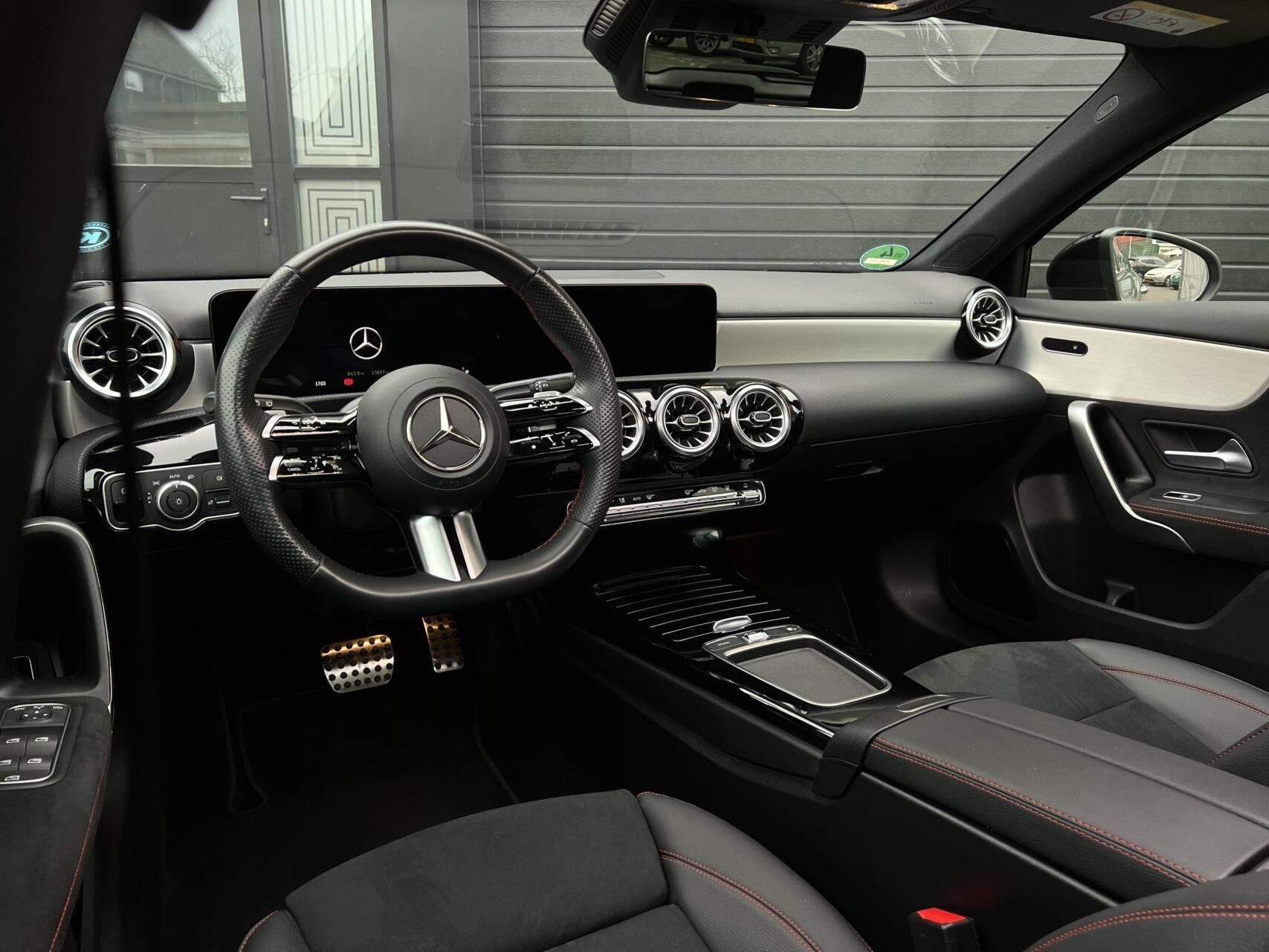 Mercedes A-klasse A 250e AMG|Night|PANO|SFEER|CAMERA, Auto's, Dealer onderhouden, Gebruikt, Alcantara, 163 pk
