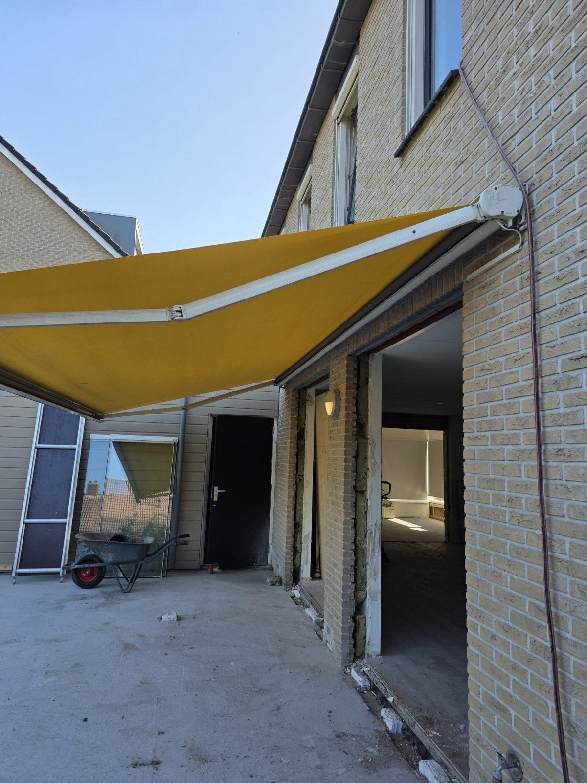 Gebruikt Zonnescherm 550x250 cm met elektrische bediening, Tuin en Terras, Zonneschermen, Ophalen, Gebruikt, 450 cm of meer, Elektrisch