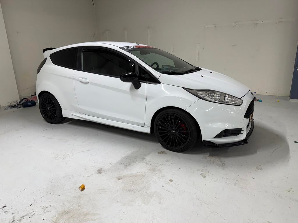 Ford Fiesta ST MK7.5 1.6 EcoBoost Stage 2 | Wit  | Milltek, 1596 cc, 1063 kg, Zwart, 4 cilinders