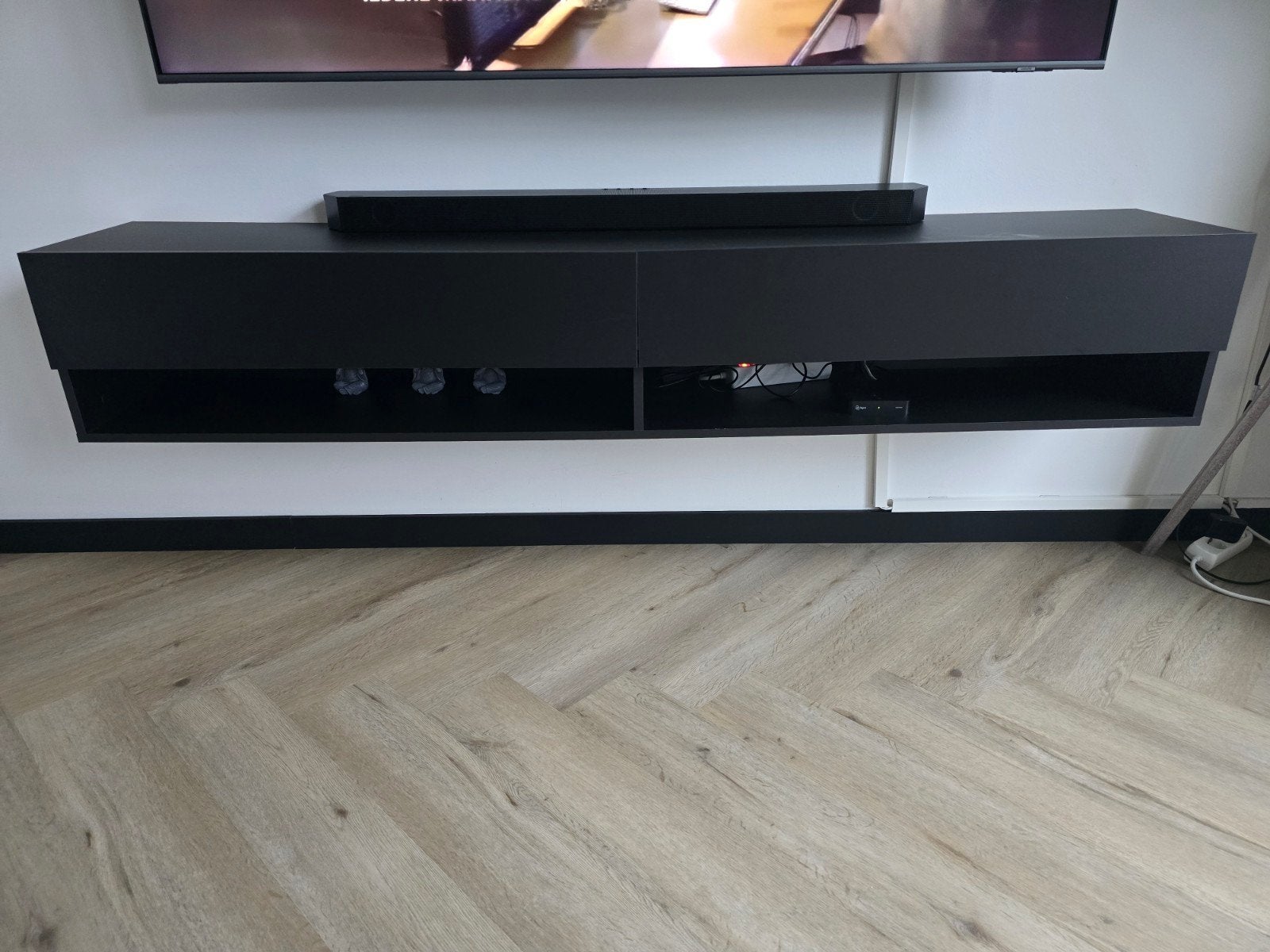 Zwart zwevend tv-meubel met opbergruimte, Ophalen, Gebruikt, 150 tot 200 cm, Minder dan 100 cm