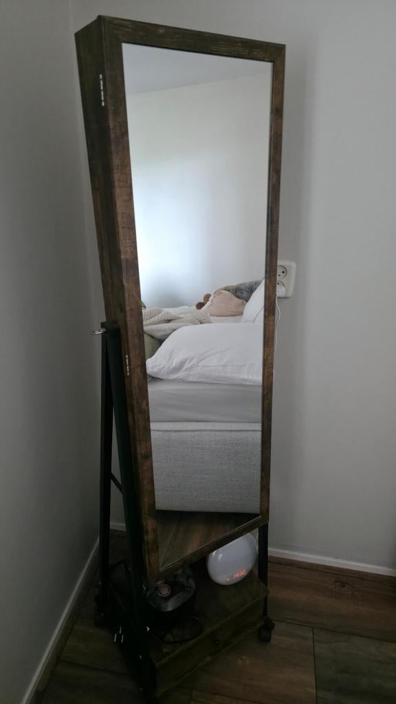 Mooie spiegelkast MDF houtlook kantelbaar op wielen, Ophalen, Minder dan 50 cm, Zo goed als nieuw, 150 tot 200 cm