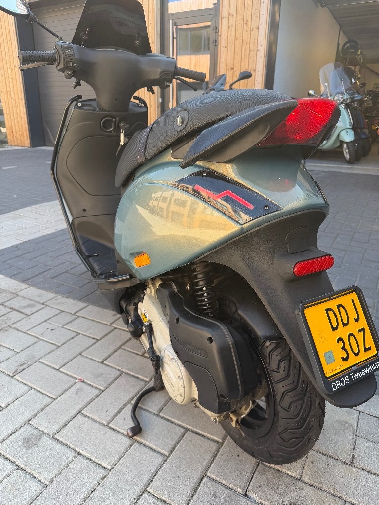 Piaggio zip 2015 | BROM | Zeer goede staat | Cameleon kleur, Fietsen en Brommers, Scooters | Piaggio, Maximaal 45 km/u, Zip, Ophalen of Verzenden