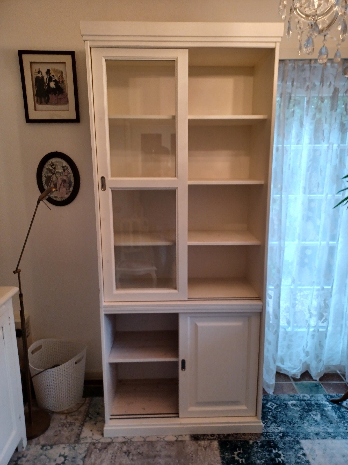 Witte kast met glazen schuifdeuren en opbergruimte, Modern klassiek, 25 tot 50 cm, Gebruikt, Met deur(en)