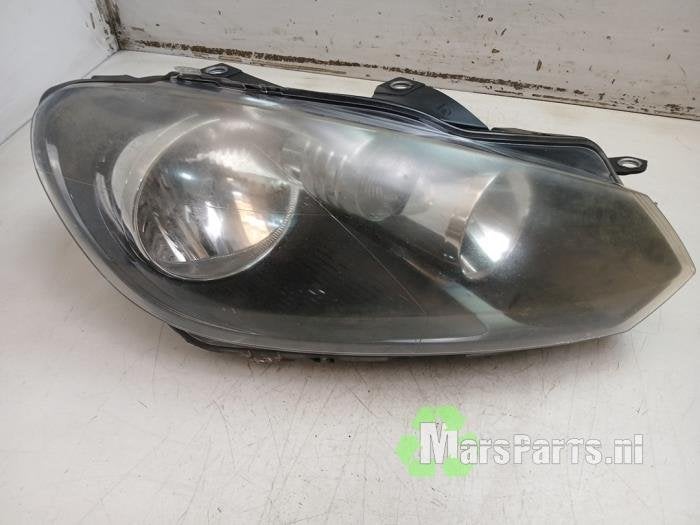 Koplamp rechts van een Volkswagen Golf