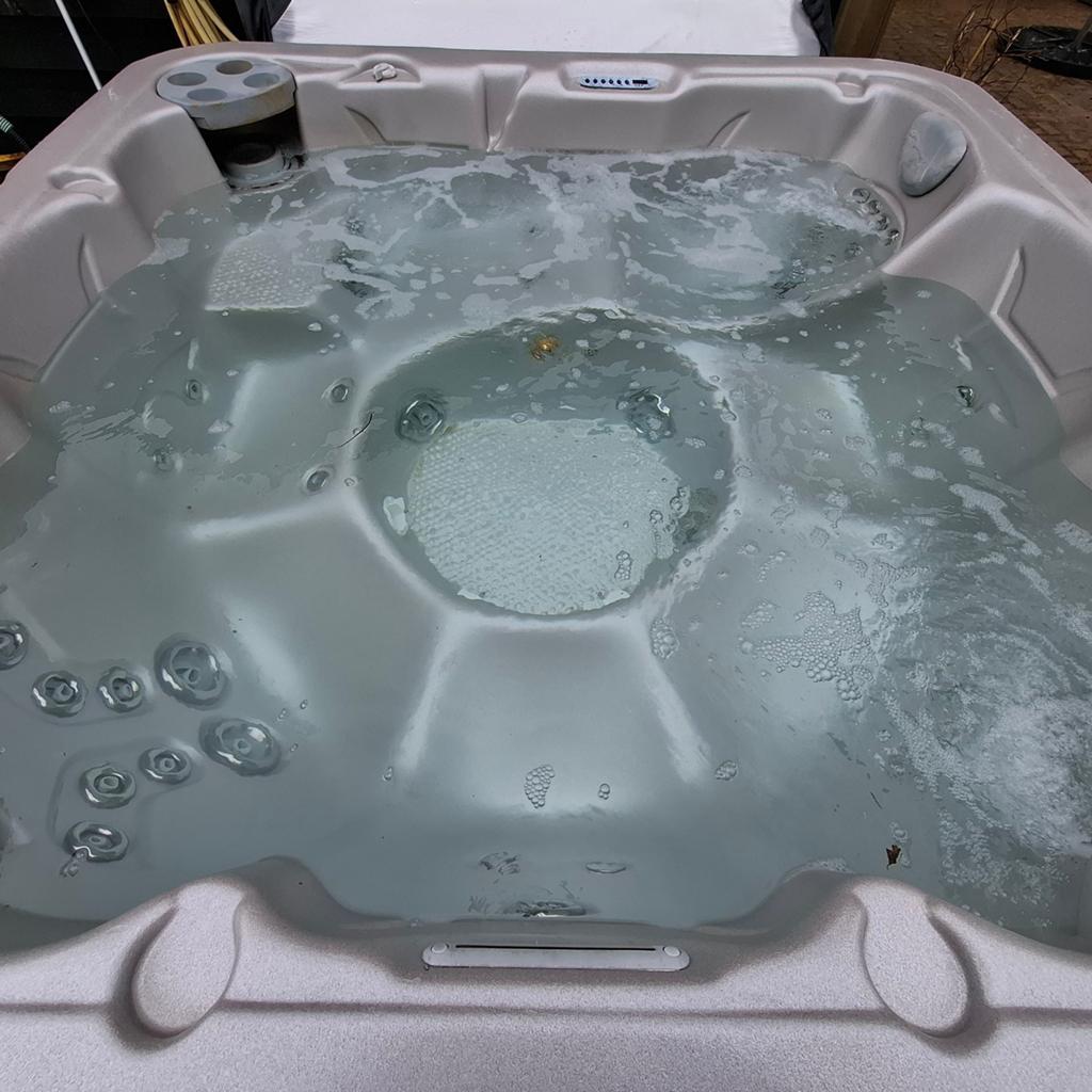 Prachtige en goedwerkende 6 persoons jacuzzi, Ophalen, Gebruikt, Trap, Vast