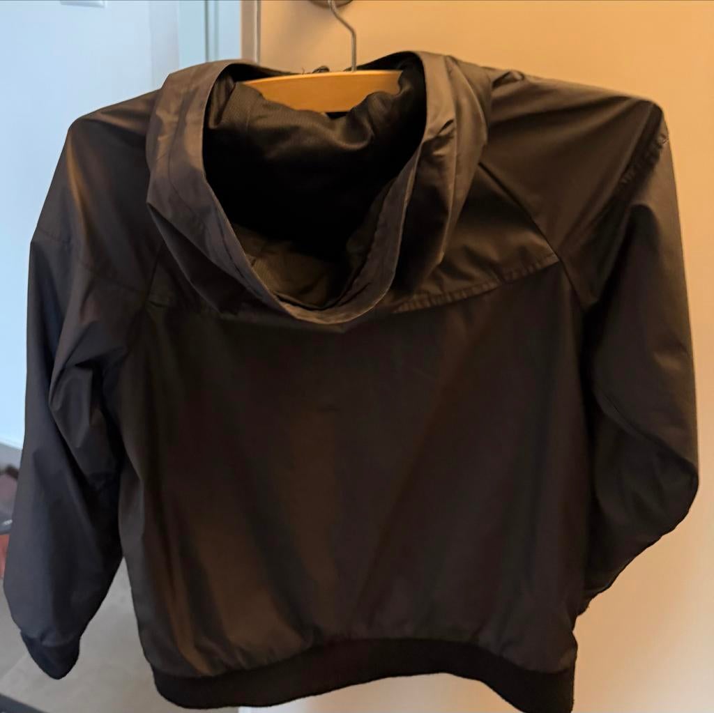 Nike Windrunner Jas Zwart - Maat 137-147 CM, Ophalen of Verzenden, Zo goed als nieuw, Jongen of Meisje, Jas