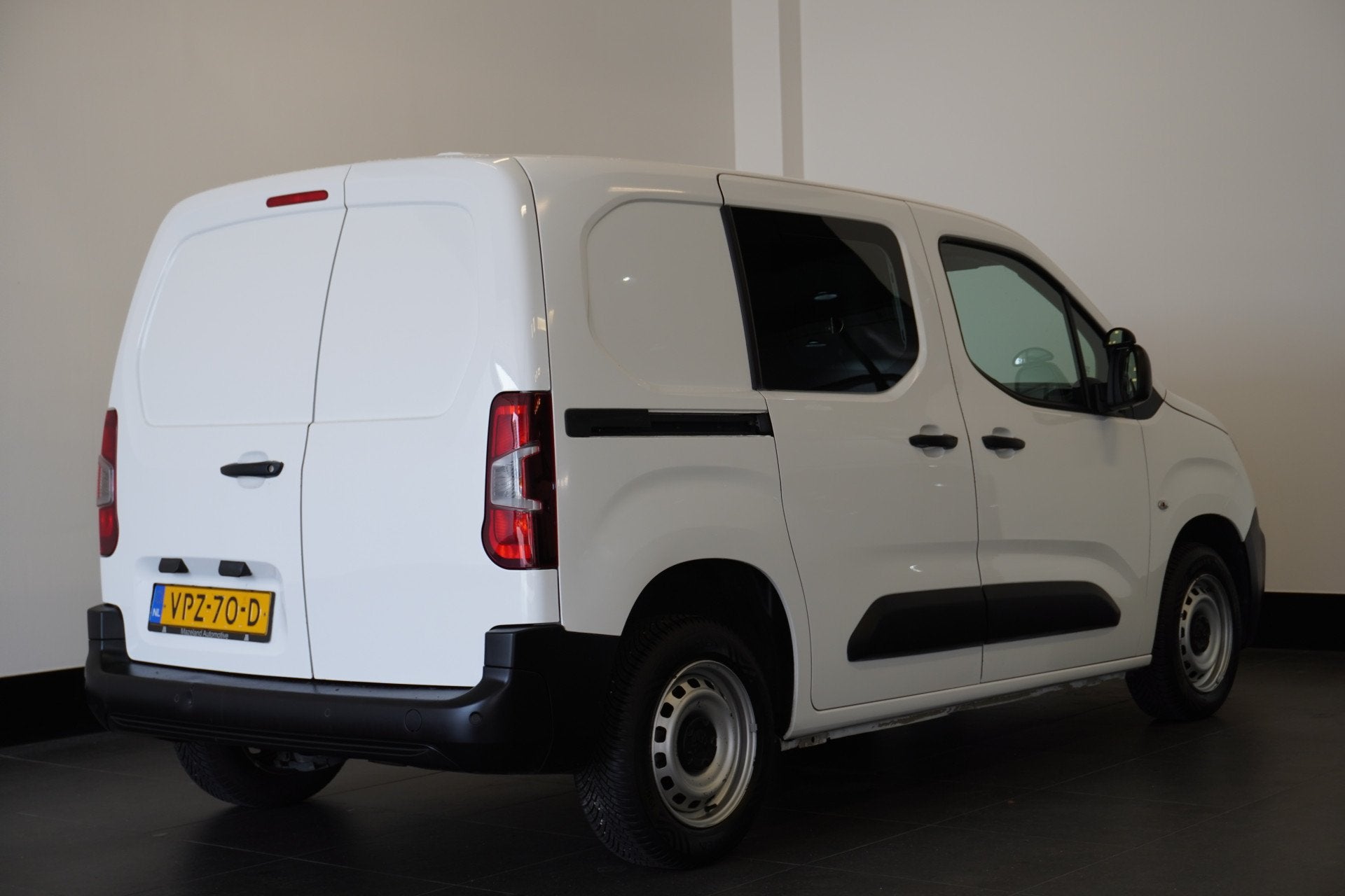 Peugeot Partner 1.2 PureTech 110Pk Benzine - Airco - Navi -, Voorwielaandrijving, Dealer onderhouden, Gebruikt, 1199 cc