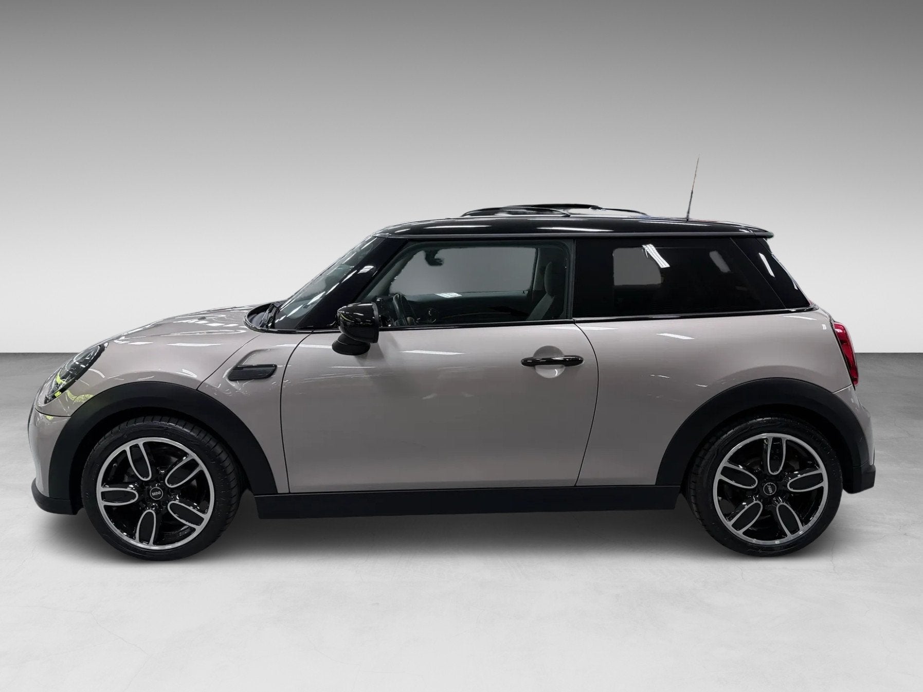 Mini 3-Deurs 1.5 Cooper BLACK-EDITION 136PK 17''DAB/ NAVI/CR, Dealer onderhouden, 136 pk, Gebruikt, Euro 6