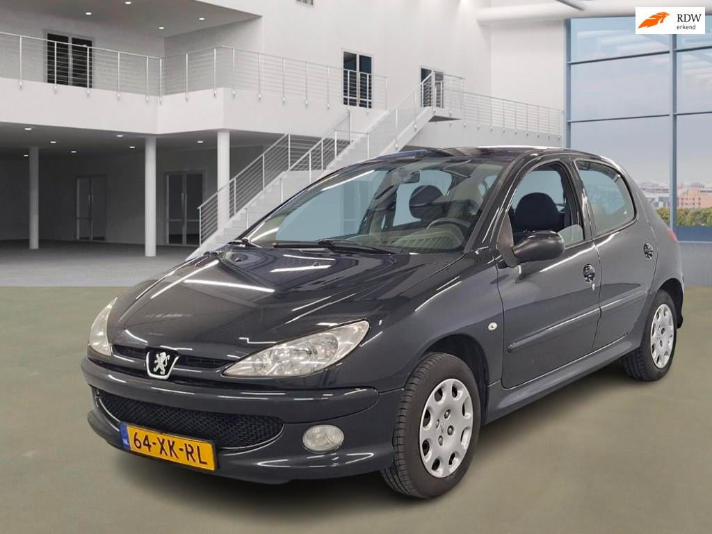 Peugeot 206 1.4 Forever LAGE KM|1E EIGENAAR|NAP|, Auto's, Voorwielaandrijving, 31 €/maand, 4 cilinders, Zwart